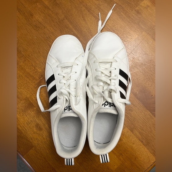 Women’s size 8 adidas. Like new. - Picture 1 of 2